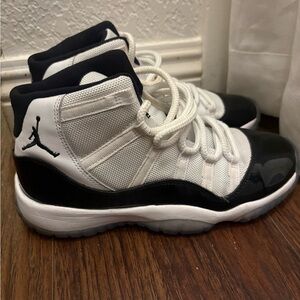 Nike air jordan 11 retro 6.5Y Black and White